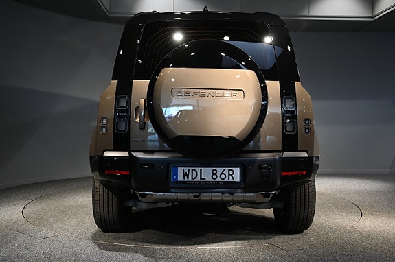 Land Rover Defender 110 4 of 5