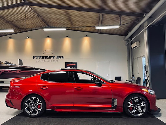 Kia Stinger 2 of 5
