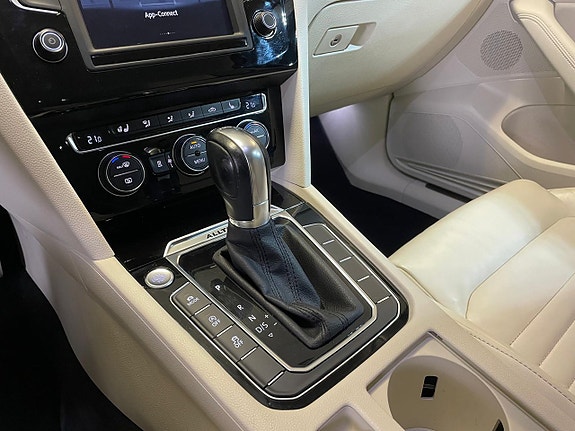 Volkswagen Passat Alltrack 10 of 20