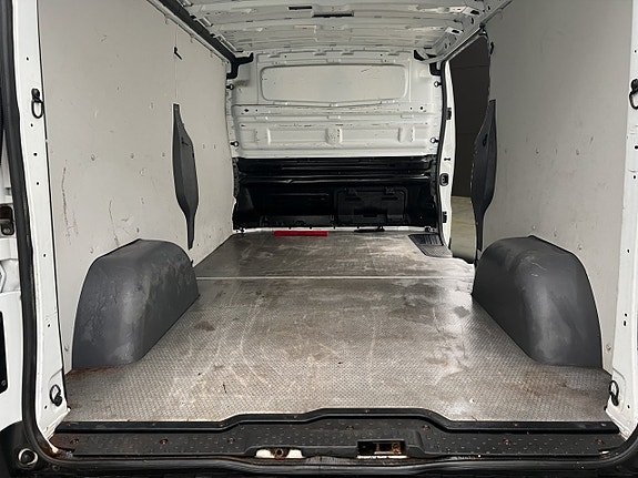 Nissan NV300 13 of 30