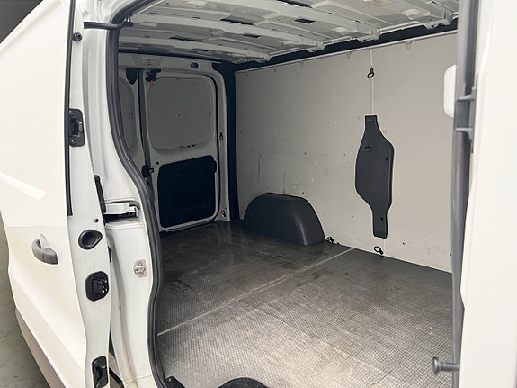 Nissan NV300 15 of 30