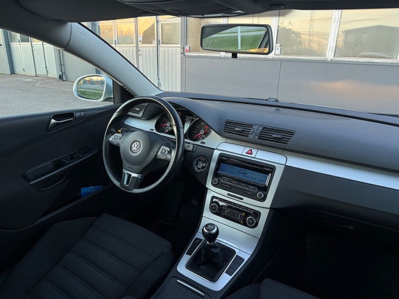 Volkswagen Passat 15 of 22