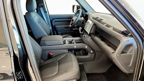 Land Rover Defender 130 3 of 5
