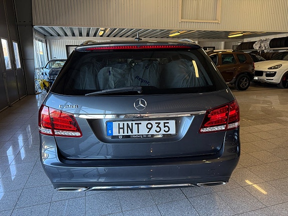 Mercedes-Benz E250 4 of 5