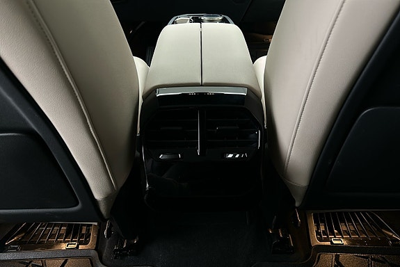 BMW iX 24 of 29
