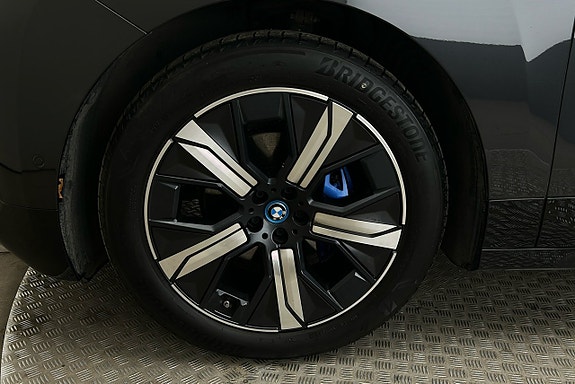 BMW iX 12 of 29