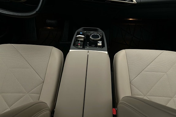 BMW iX 9 of 29
