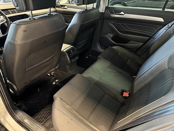 Volkswagen Passat Alltrack 9 of 23