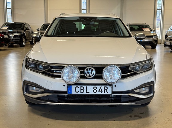 Volkswagen Passat Alltrack 2 of 5