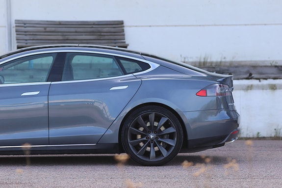 Tesla Model S 15 of 17