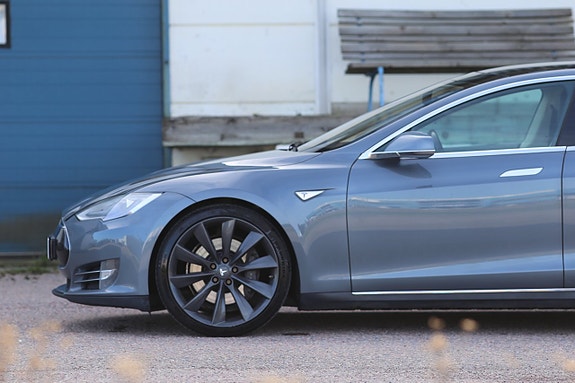 Tesla Model S 16 of 17