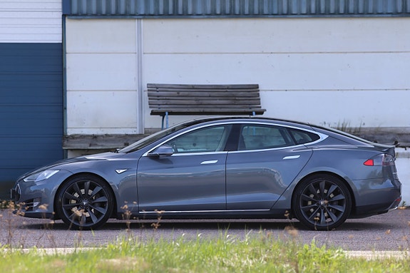 Tesla Model S 2 of 5