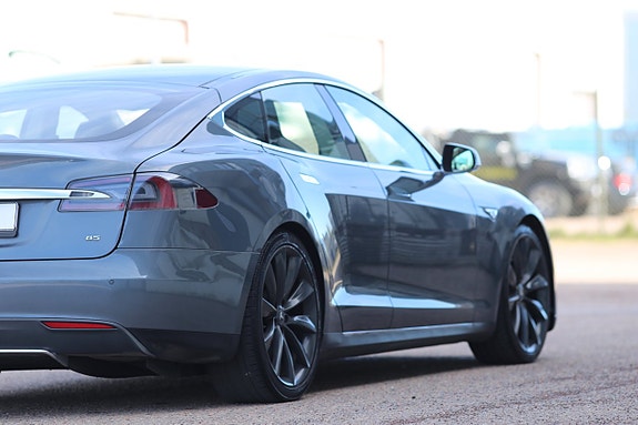 Tesla Model S 13 of 17
