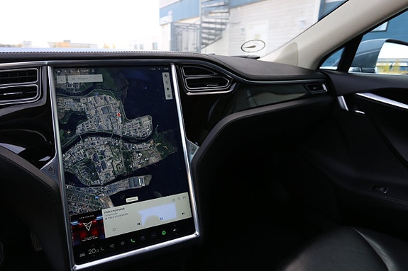 Tesla Model S 14 of 17