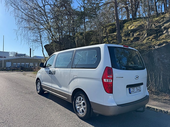 Hyundai H-1 3 of 5