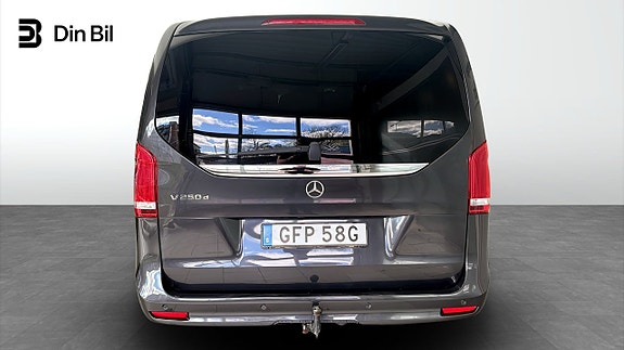 Mercedes-Benz V250 5 of 5