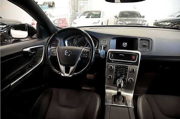 Volvo V60 Cross Country 6 of 14