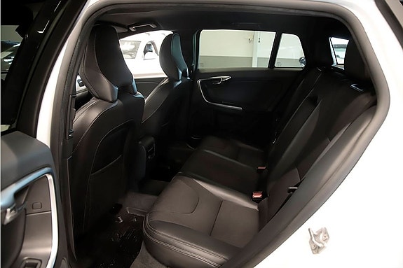 Volvo V60 Cross Country 8 of 14