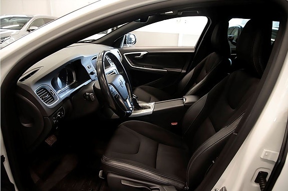 Volvo V60 Cross Country 7 of 14