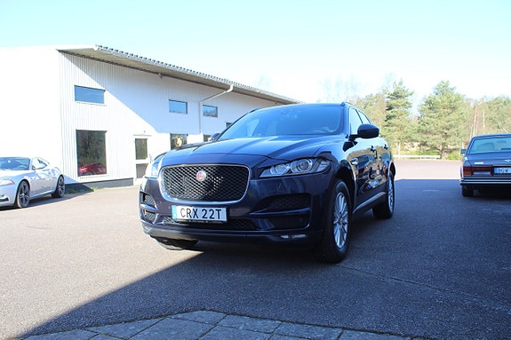 Jaguar F-PACE 2 of 8
