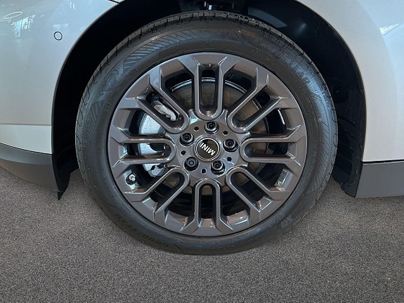 MINI Cooper SE 12 of 16