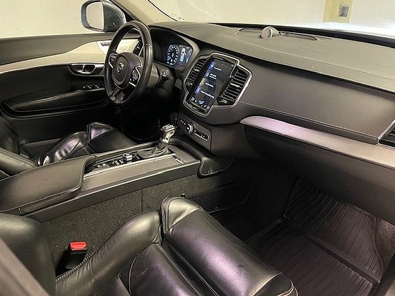 Volvo XC90 10 of 28
