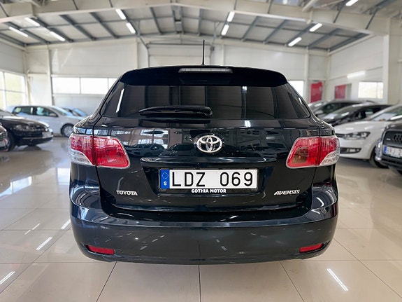 Toyota Avensis 5 of 5