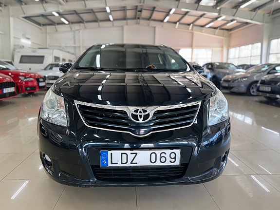 Toyota Avensis 2 of 5