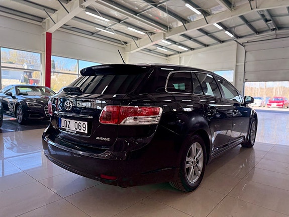 Toyota Avensis 4 of 5
