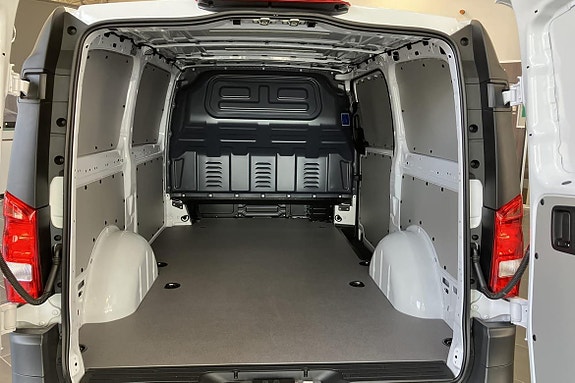 Mercedes-Benz eVito Tourer 7 of 12