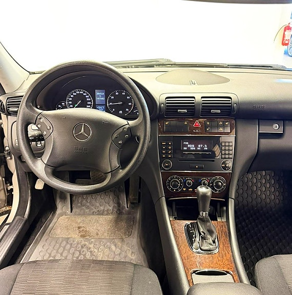 Mercedes-Benz C180 12 of 18