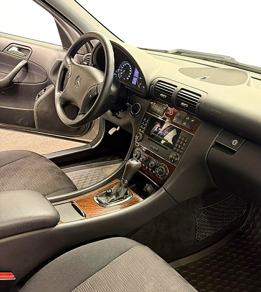 Mercedes-Benz C180 15 of 18