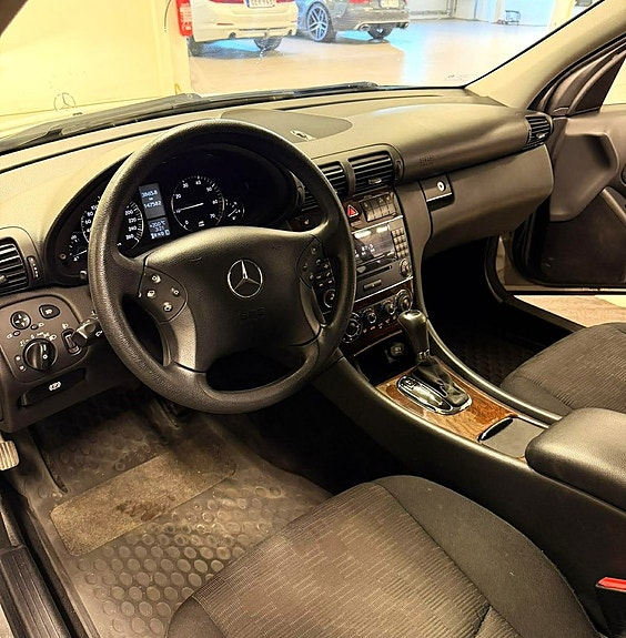 Mercedes-Benz C180 11 of 18