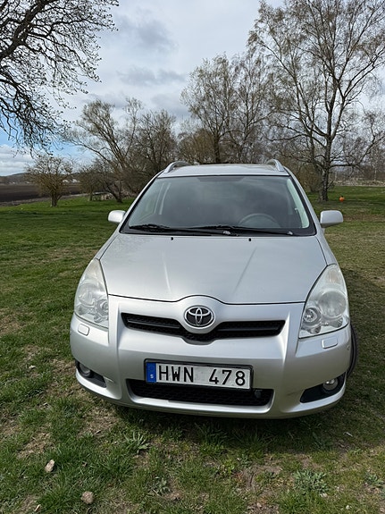 Toyota Corolla Verso 2 of 5