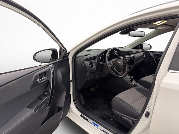 Toyota Auris 8 of 30