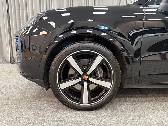 Porsche Cayenne 3 of 5