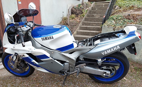 Yamaha FZR1000 4 of 6