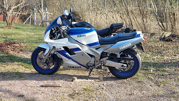 Yamaha FZR1000 3 of 6