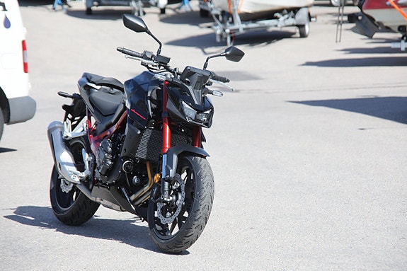 Honda CB750 Hornet E-Clutch 2 of 5