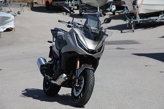 Honda NT1100 ES DCT 2 of 5