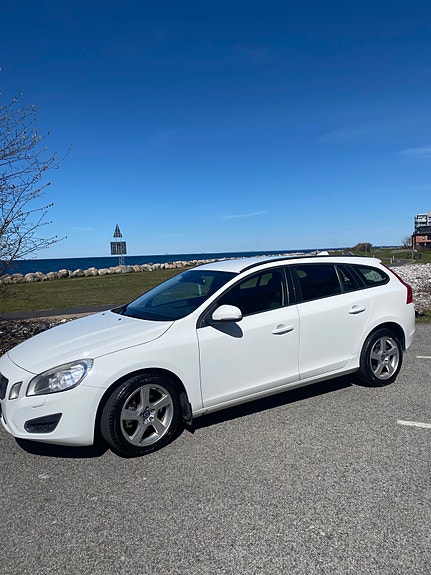 Volvo V60 2 of 4