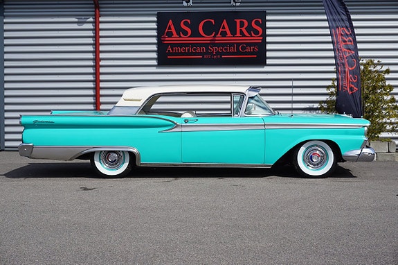 Ford Galaxie 3 of 5