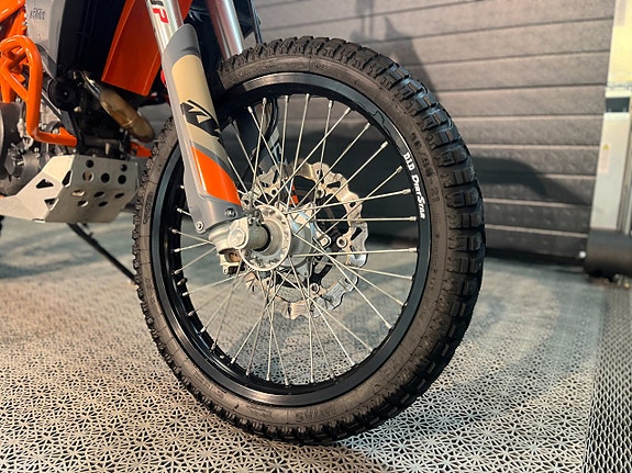 KTM 690 Enduro R 8 of 12