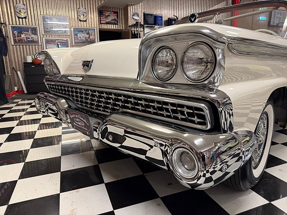 Ford Galaxie 12 of 27
