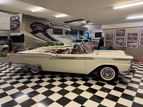 Ford Galaxie 8 of 27