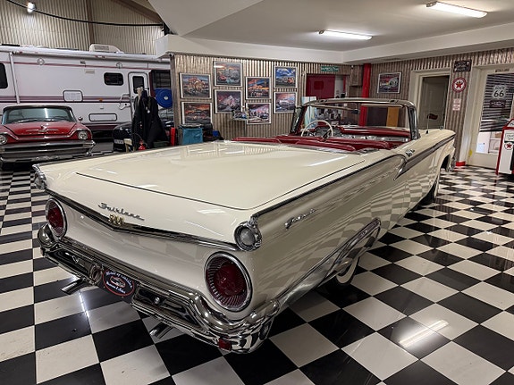 Ford Galaxie 7 of 27
