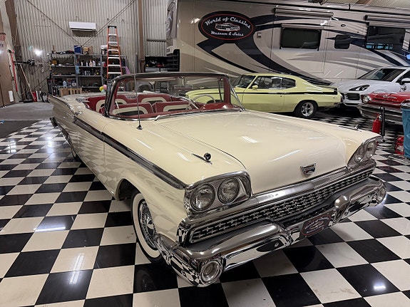 Ford Galaxie 9 of 27
