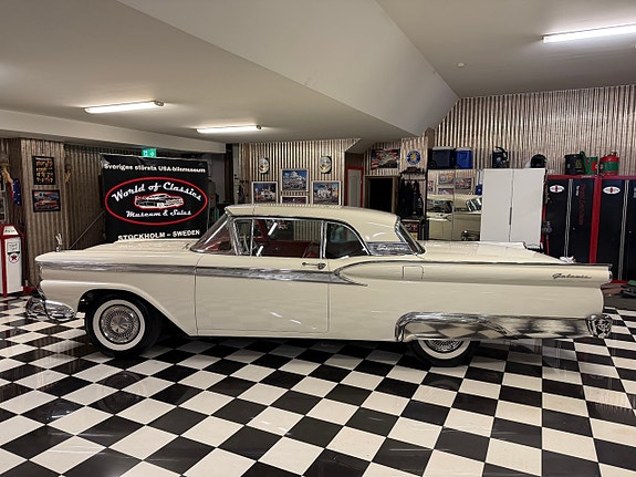 Ford Galaxie 14 of 27