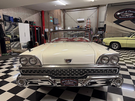 Ford Galaxie 10 of 27