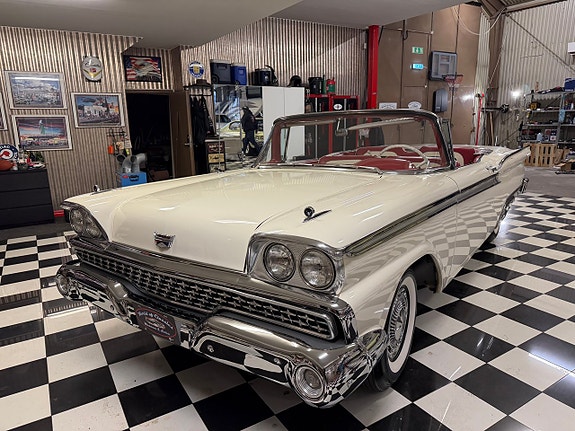 Ford Galaxie 11 of 27